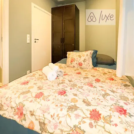 Modern 4 Guests Comfortable Bed And Sofa Bed *