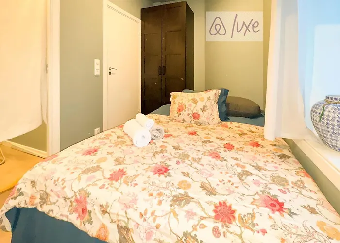 Modern 4 Guests Comfortable Bed And Sofa Bed *