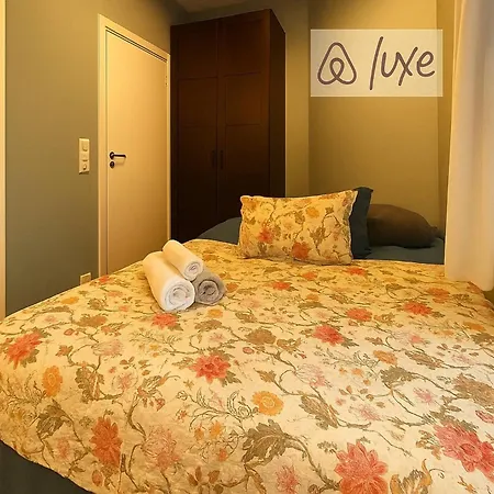 Modern 4 Guests Comfortable Bed And Sofa Bed Apartment