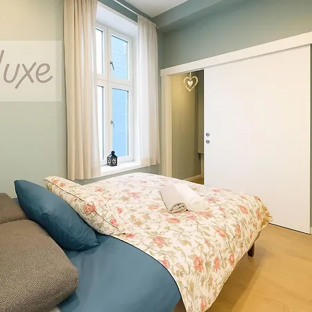 Modern 4 Guests Comfortable Bed And Sofa Bed * Oslo