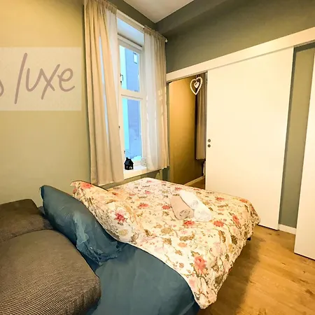 Modern 4 Guests Comfortable Bed And Sofa Bed Apartment *